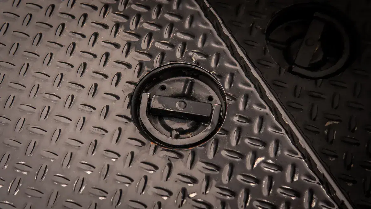 Flush-mounted rotating D-ring recessed in the treadplate deck